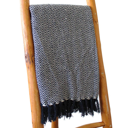 Prydnadspläd – marinblå sicksack, 125 × 150 cm