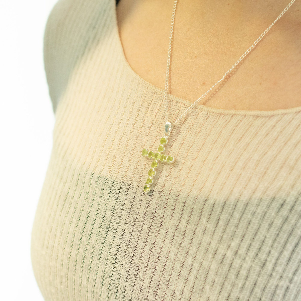 Halsband med kors och peridot – silverfärgad kedja