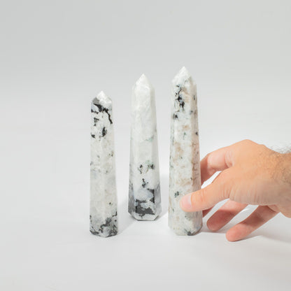 Sexsidig obelisk i regnbågsmånsten – ca 17 cm