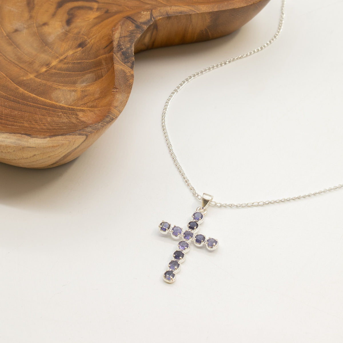 Halsband med kors och ionit – silverfärgad kedja