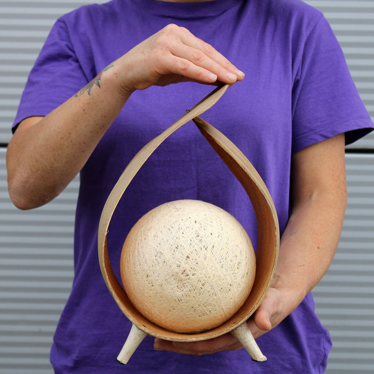 Bordslampa av kokosblad – Natural Loop