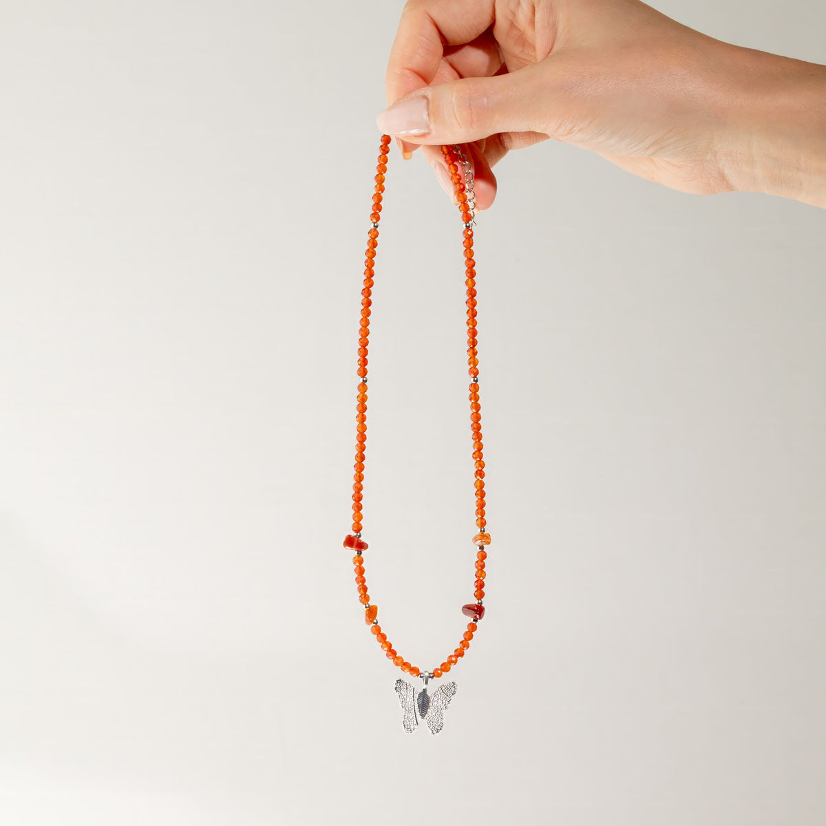 Halsband med fjäril av blad – rubin