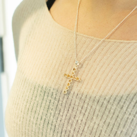 Halsband med kors och citrinfärgad sten – silverfärgad kedja