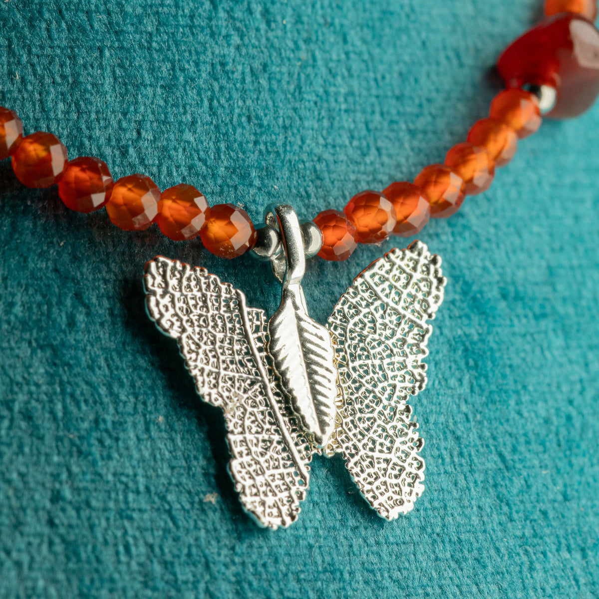 Halsband med fjäril av blad – rubin