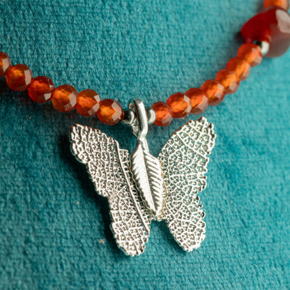 Halsband med fjäril av blad – rubin