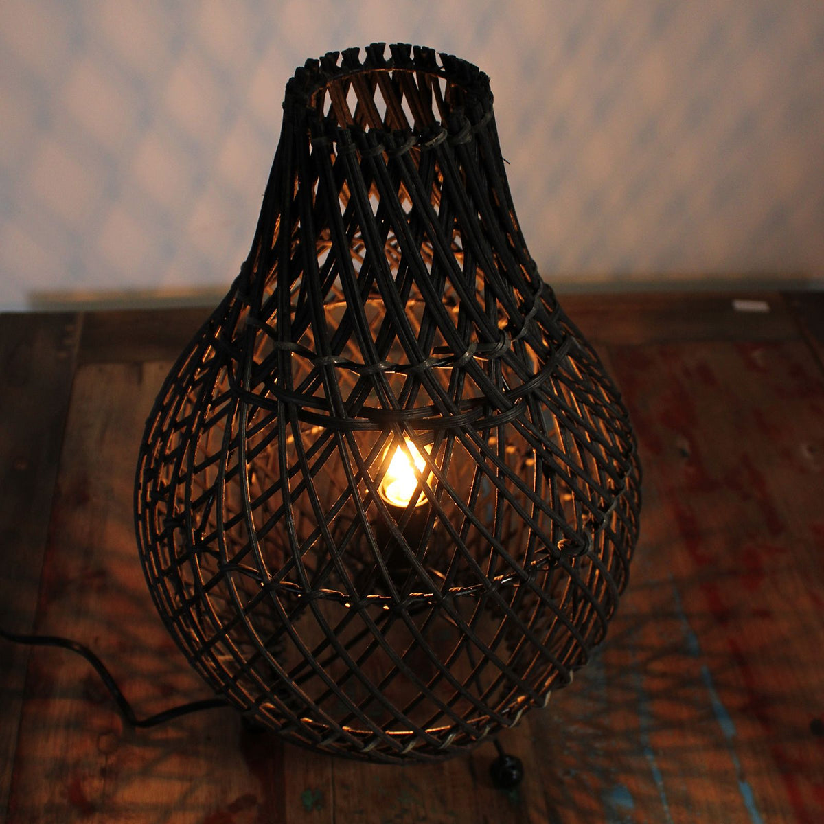 Bordslampa i rotting – svart