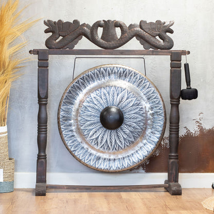 Gong med snidat trästativ – svart mönster, 80 cm