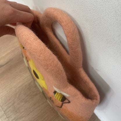 Tovad väska med solrosor och bin – 35 × 27 cm