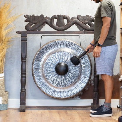 Gong med snidat trästativ – svart mönster, 80 cm