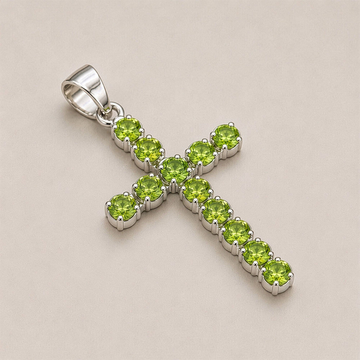 Halsband med kors och peridot – silverfärgad kedja