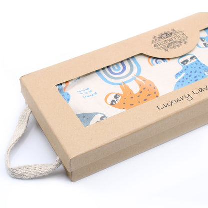 Lavendel-vetekudde i presentask – Lazy Sloth
