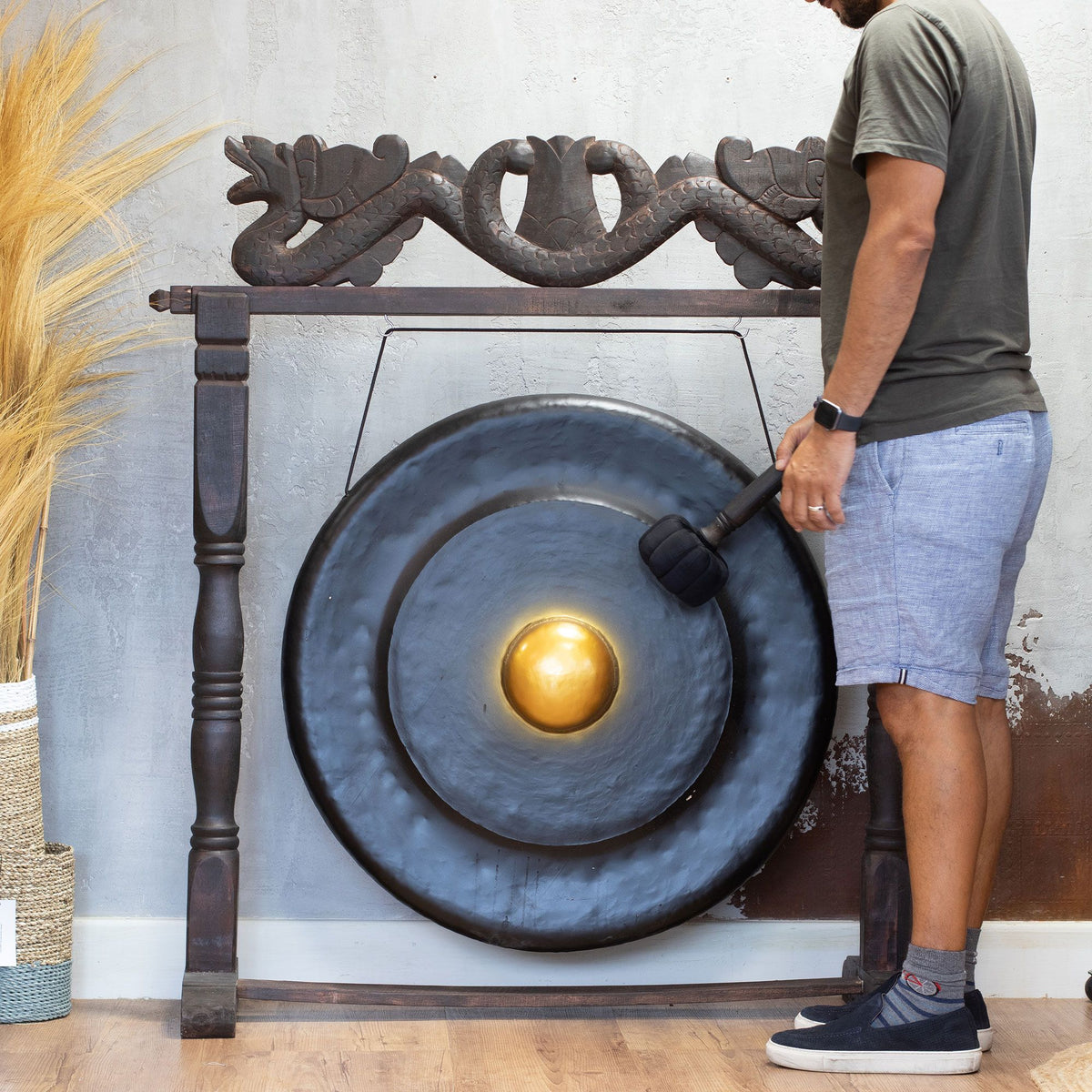 Gong med snidat trästativ – svart, 80 cm