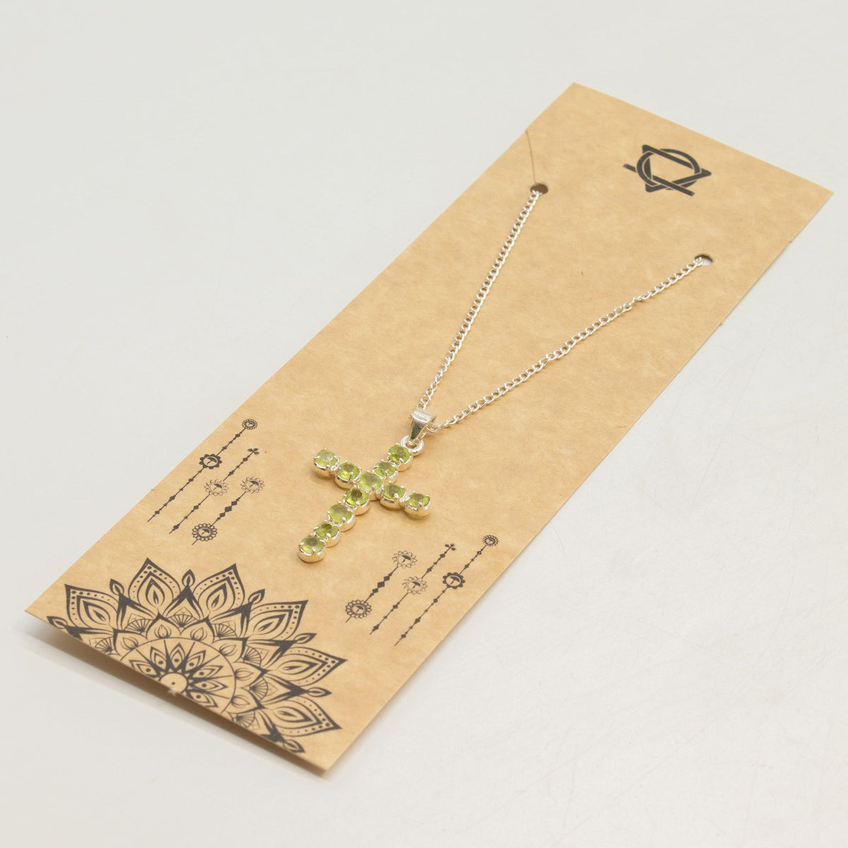Halsband med kors och peridot – silverfärgad kedja