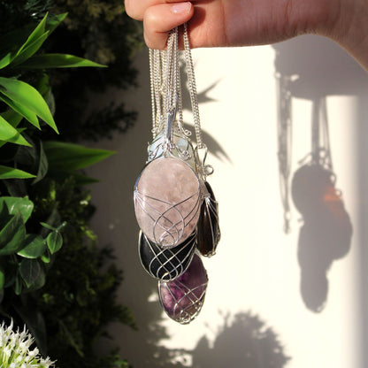 Halsband med spiralinfattning – rosenkvarts