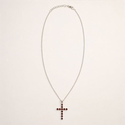 Halsband med kors och granat – silverfärgad kedja