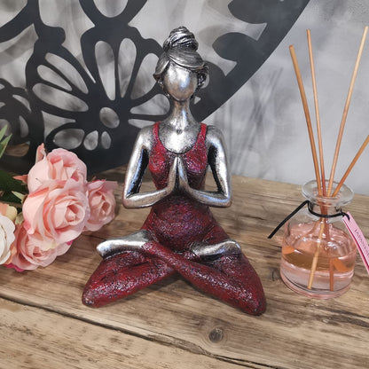 Yogafigur i sittande ställning – silver och vinröd, 24 cm