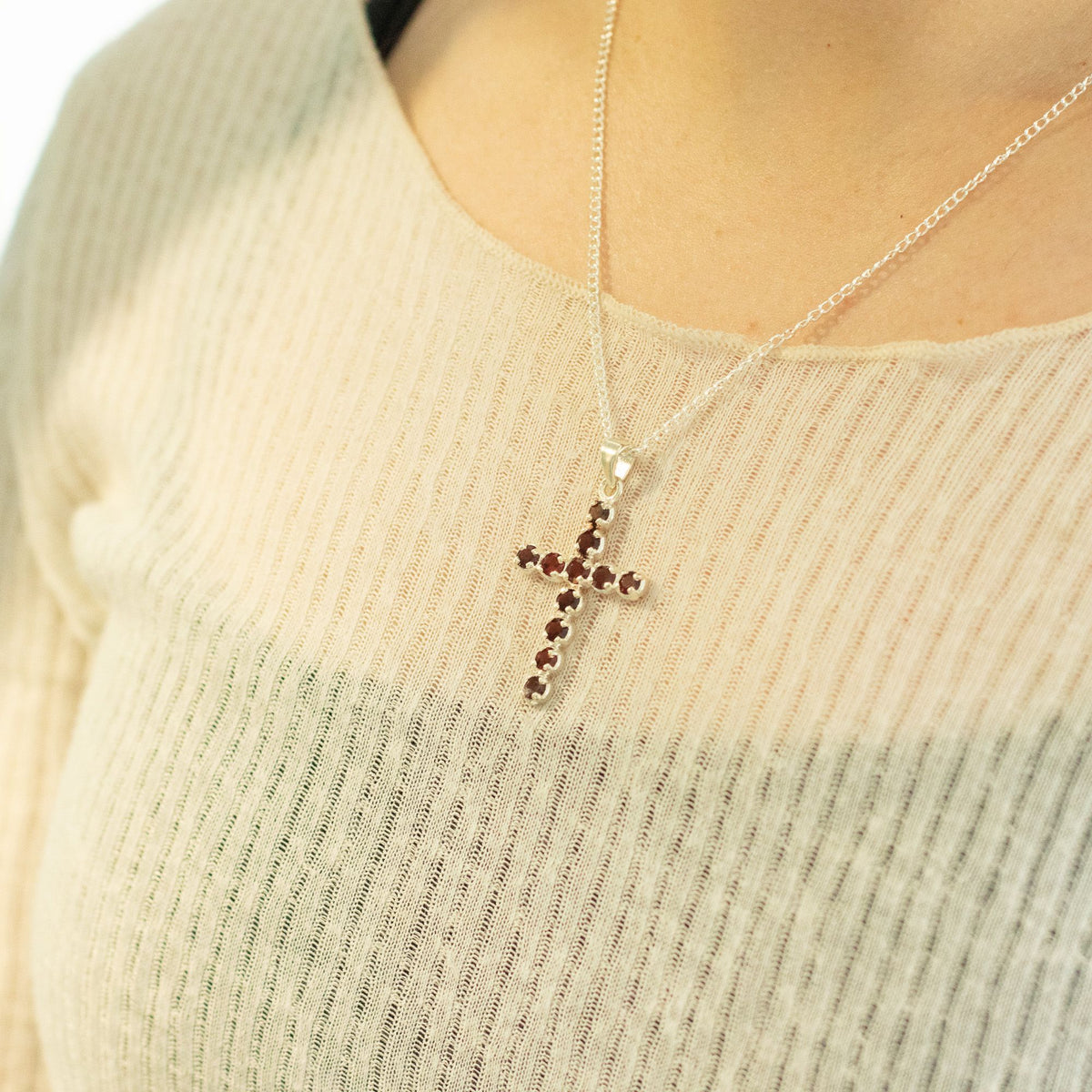 Halsband med kors och granat – silverfärgad kedja