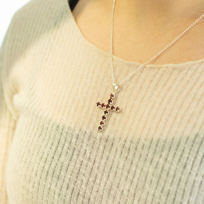 Halsband med kors och granat – silverfärgad kedja
