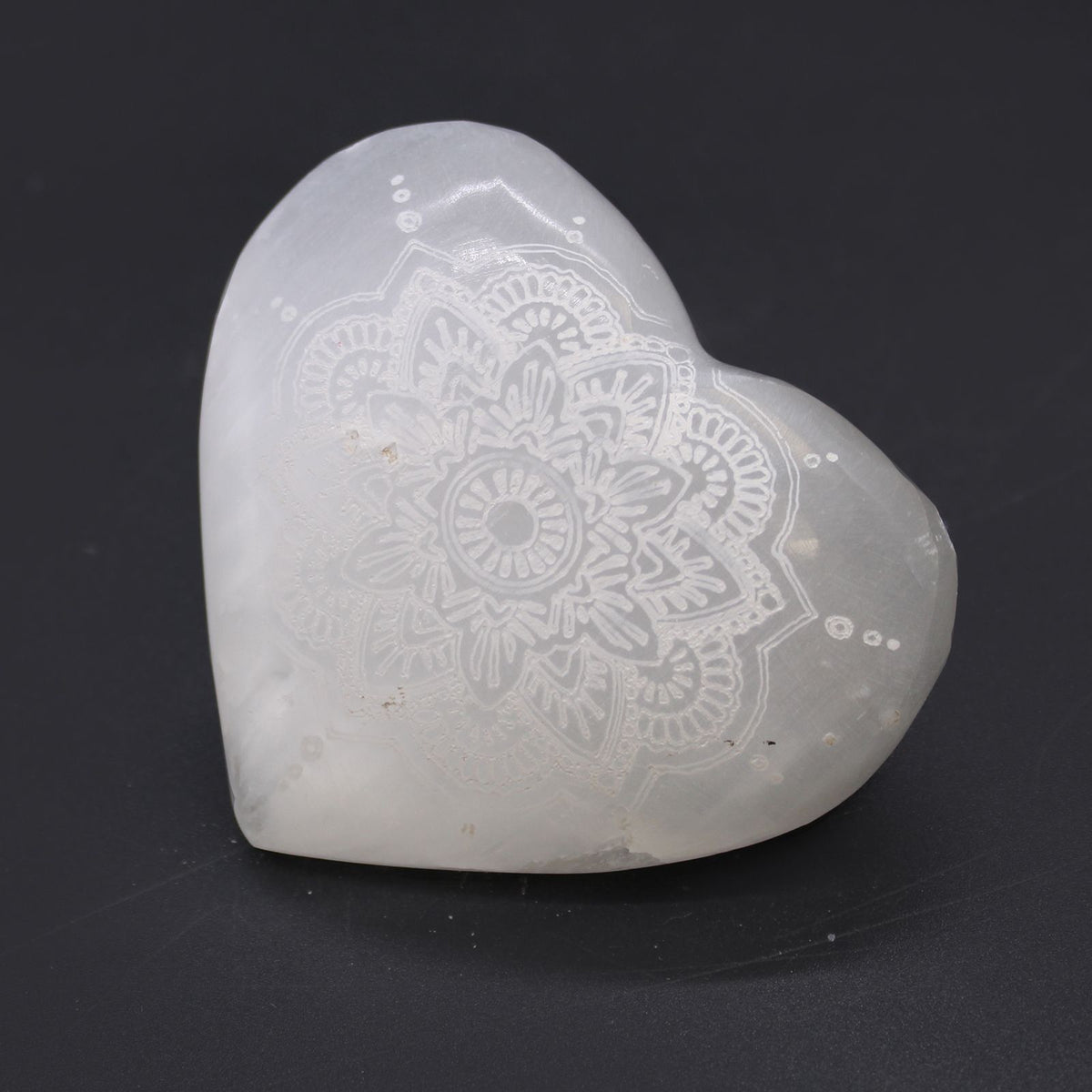 Selenithjärta med mandalagravyr – ca 7–8 cm