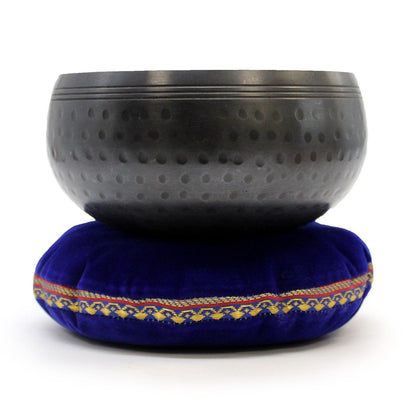 Handhamrad svart klangskål – 15 cm