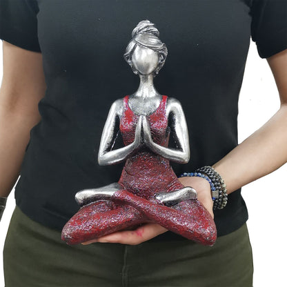 Yogafigur i sittande ställning – silver och vinröd, 24 cm