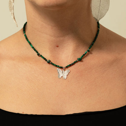Halsband med fjäril av blad – malakit