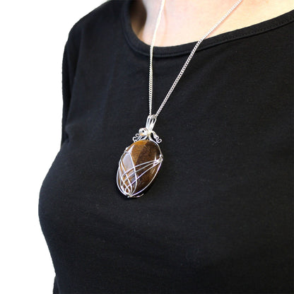 Halsband med spiralinfattning – tigeröga