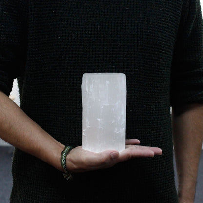 Ljushållare i selenit – cylinder, 15 cm