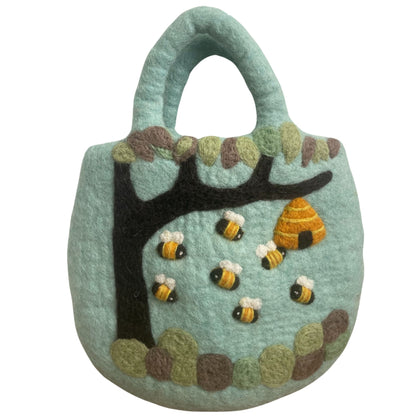 Tovad väska med träd och bikupa – 35 × 27 cm