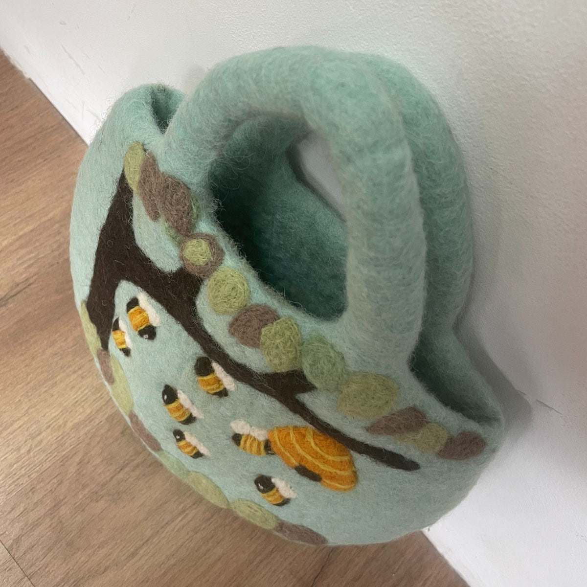 Tovad väska med träd och bikupa – 35 × 27 cm