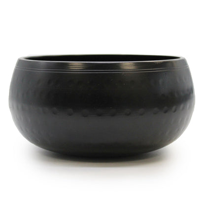 Handhamrad svart klangskål – 15 cm