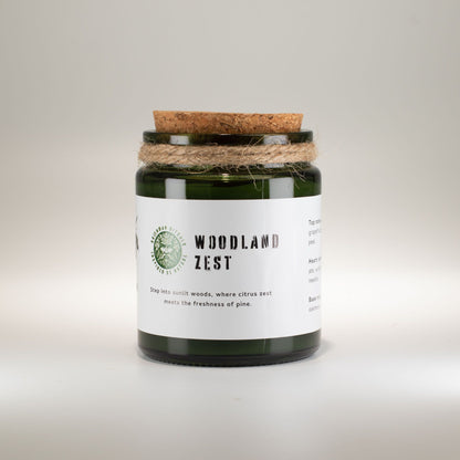 Greenman sojavaxljus med träveke – Woodland Zest