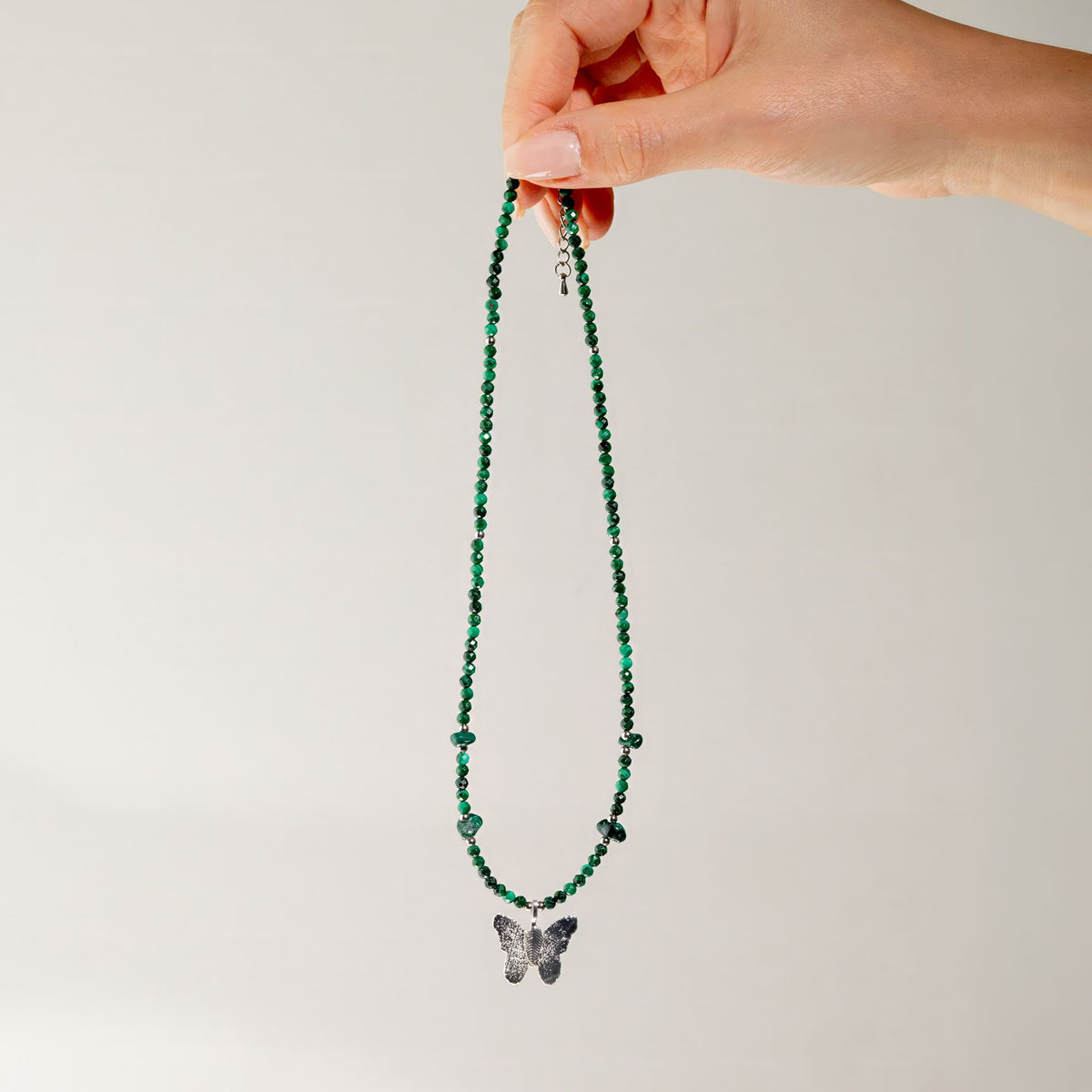 Halsband med fjäril av blad – malakit