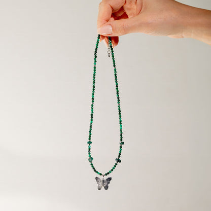 Halsband med fjäril av blad – malakit