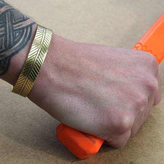 Tibetanskt armband – brett bladmönster, mässingston