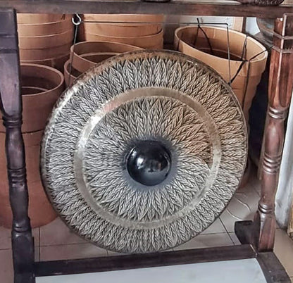 Gong med snidat trästativ – svart mönster, 80 cm