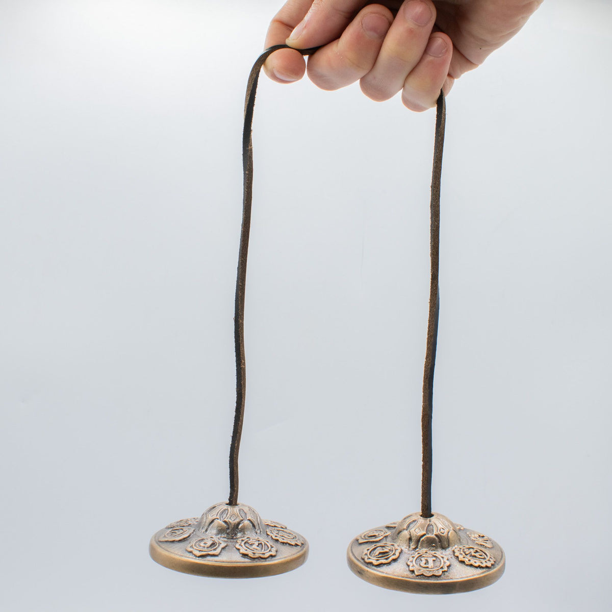 Tingsha i massiv mässing – sju chakra, ca 7 cm / 255 g