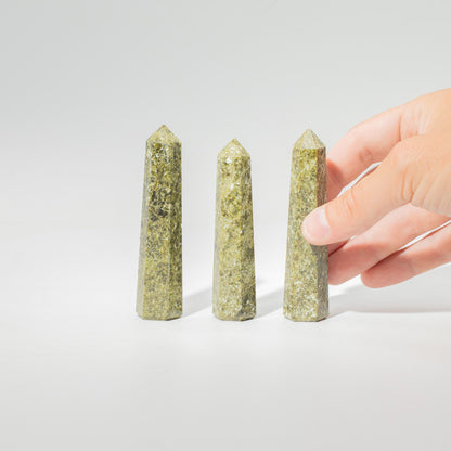 Sexsidig obelisk i epidot – ca 11 cm