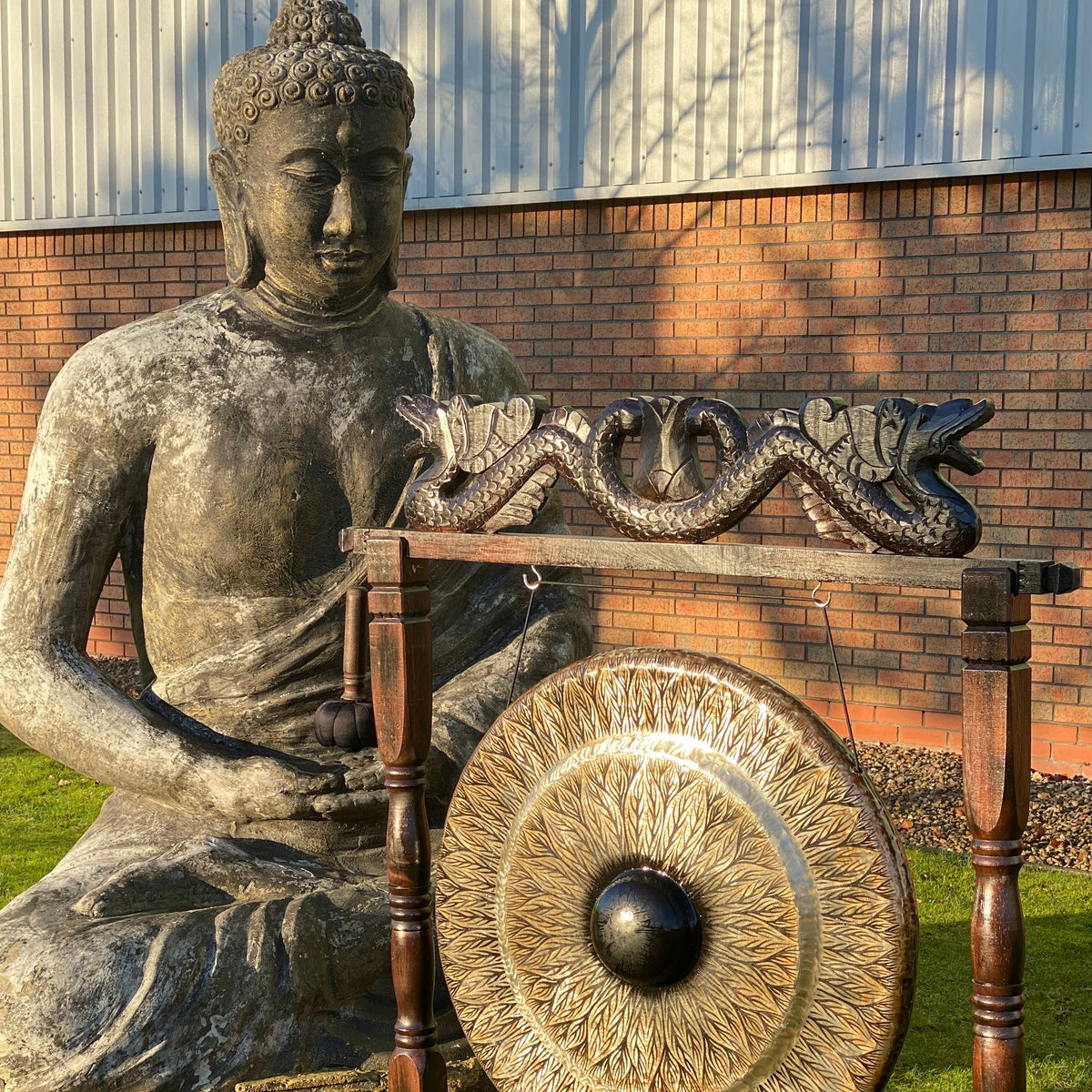 Gong med snidat trästativ – svart mönster, 80 cm