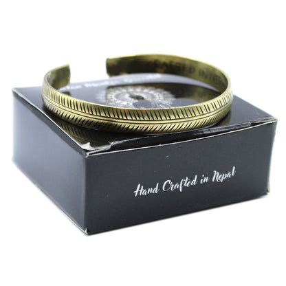 Tibetanskt armband – smalt bladmönster, mässingston