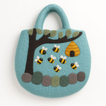 Tovad väska med träd och bikupa – 35 × 27 cm