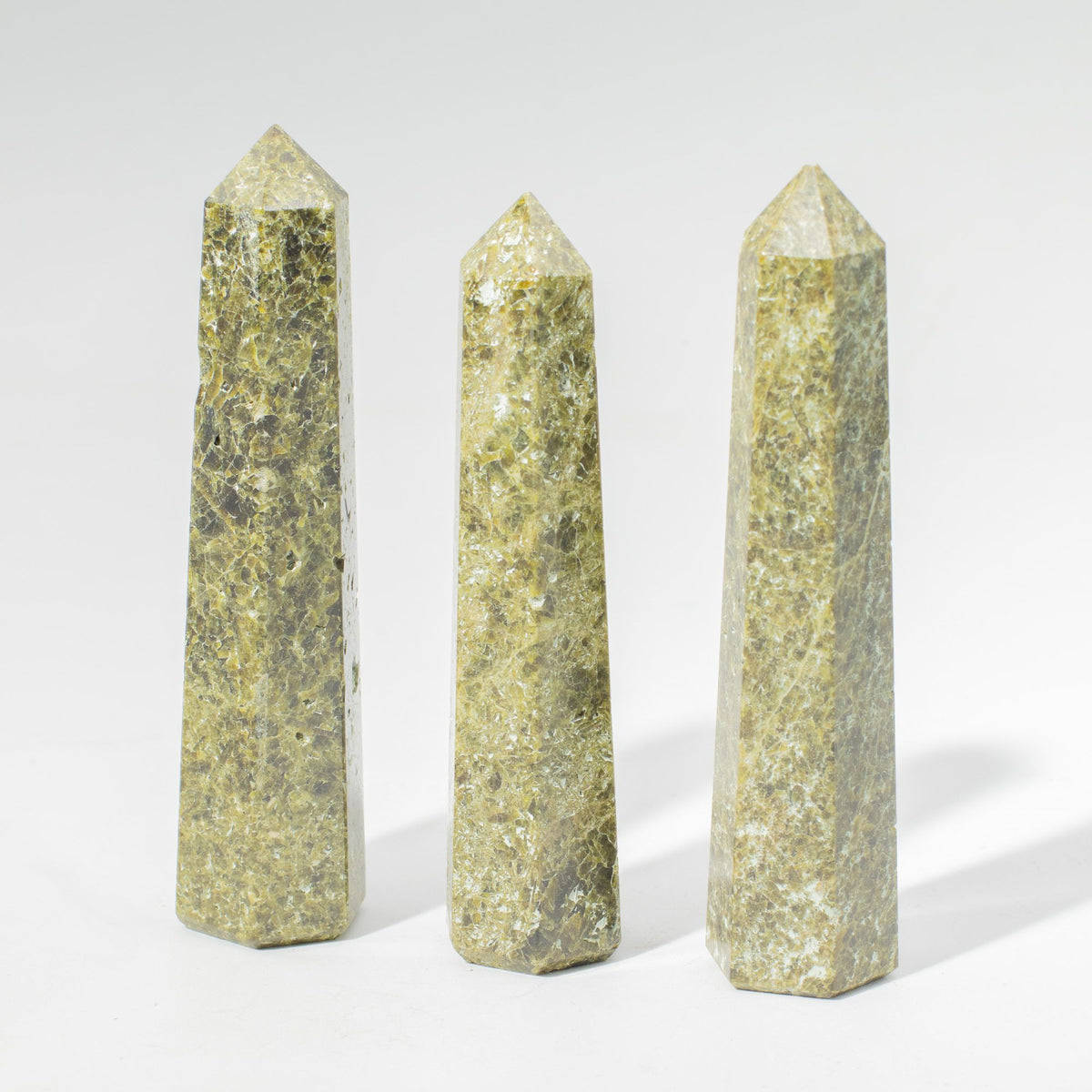 Sexsidig obelisk i epidot – ca 11 cm