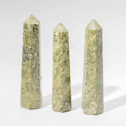 Sexsidig obelisk i epidot – ca 11 cm