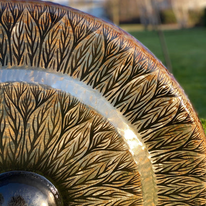 Gong med snidat trästativ – svart mönster, 80 cm