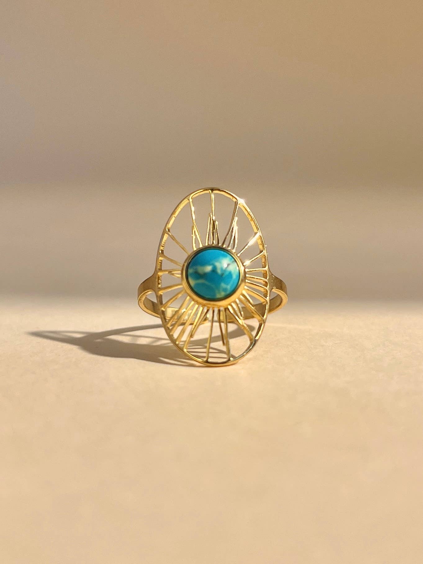 Justerbar oval ring i rostfritt stål med solmotiv och sten