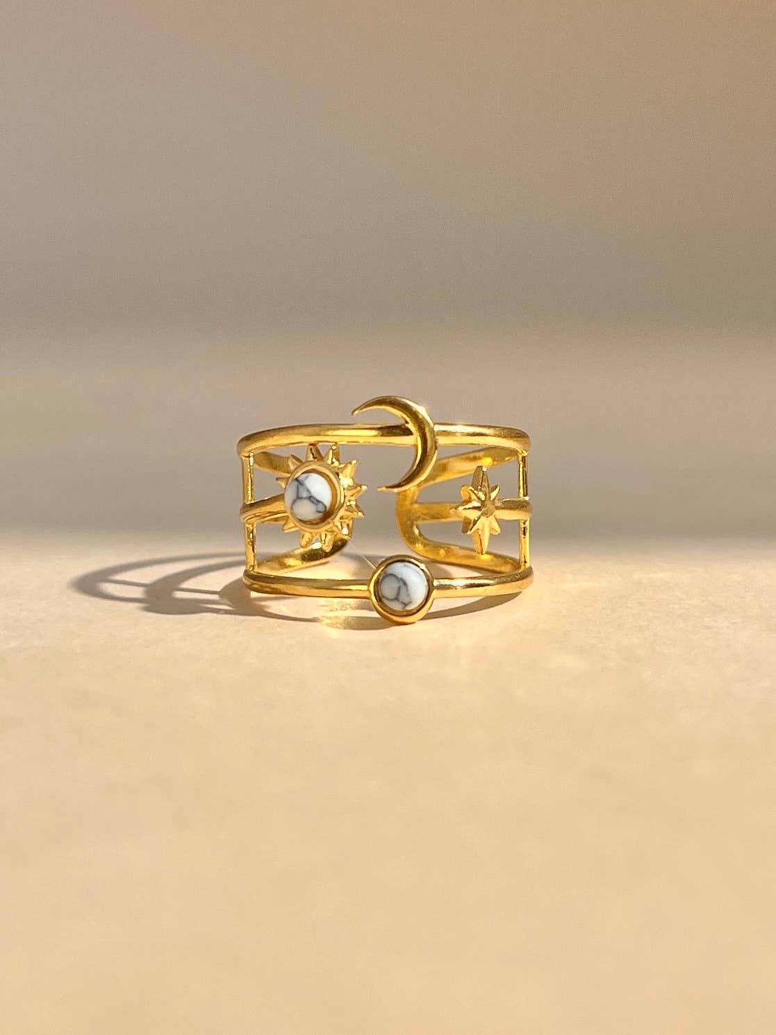Justringsbar ring i rostfritt stål med måne, stjärna och sol samt sten