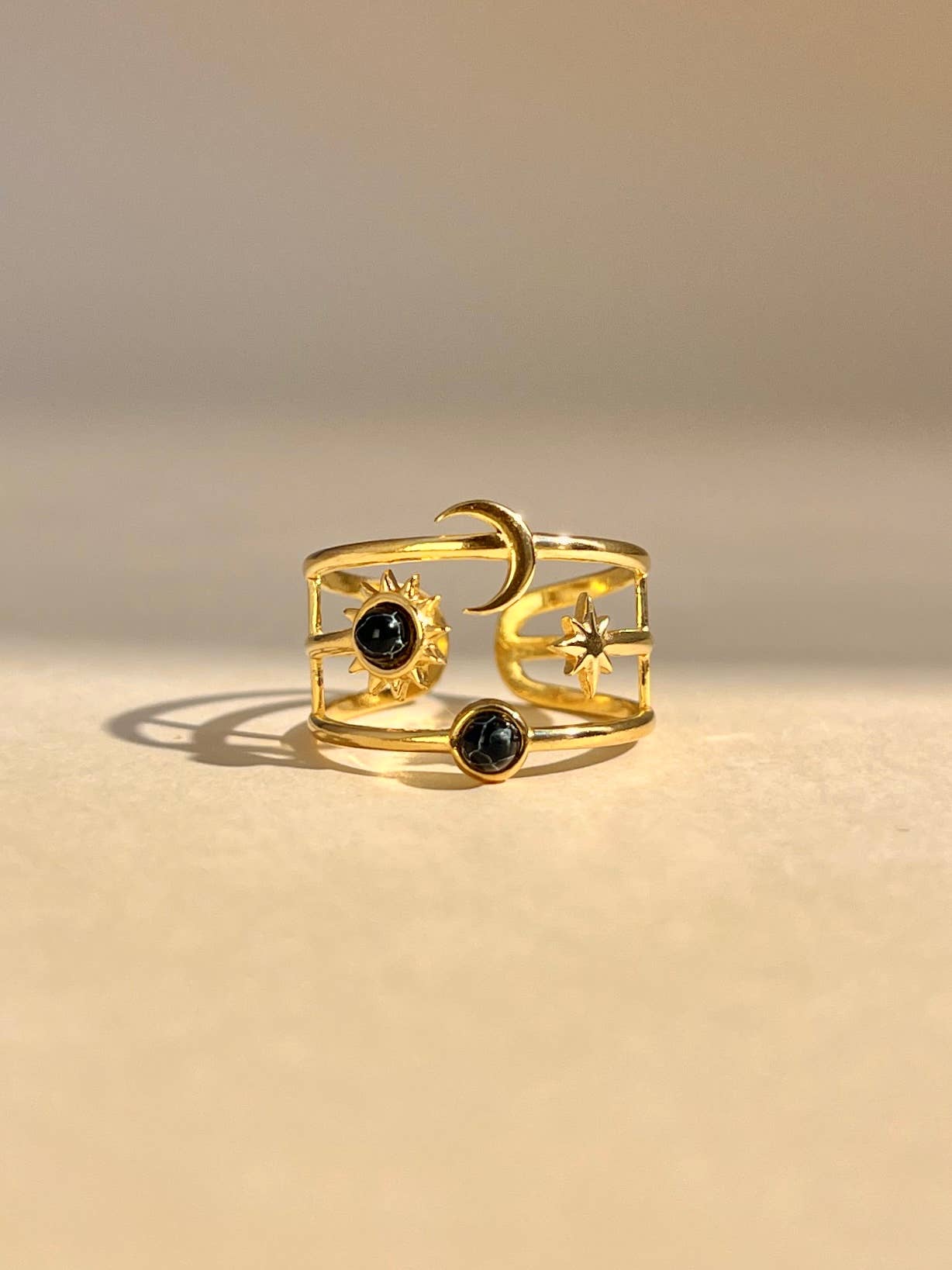 Justringsbar ring i rostfritt stål med måne, stjärna och sol samt sten