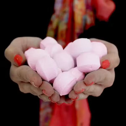 Händer som håller flera rosa Chill Pill-mini-badbomber – priset avser 1