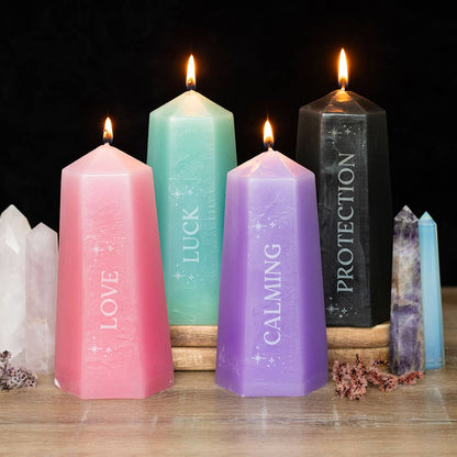 Fyra tända Crystal Witch-ljus i olika färger – priset avser 1 ljus