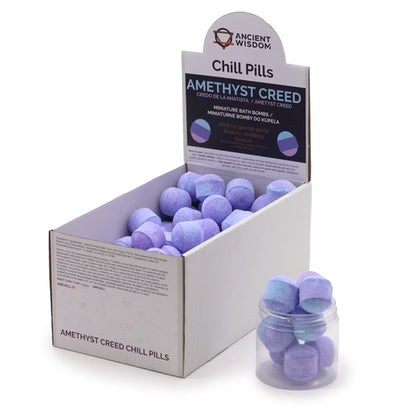 Display med lila Chill Pills och en liten burk – priset avser 1 mini-badbomb